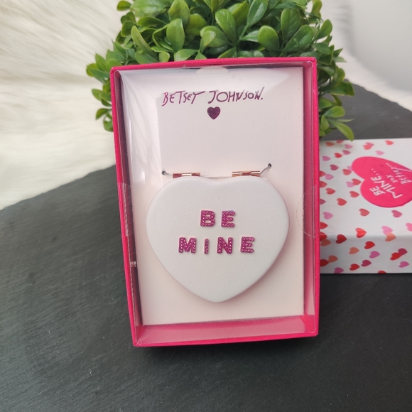 Betsey Johnson Compact "Be Mine" - Picture 2 of 6